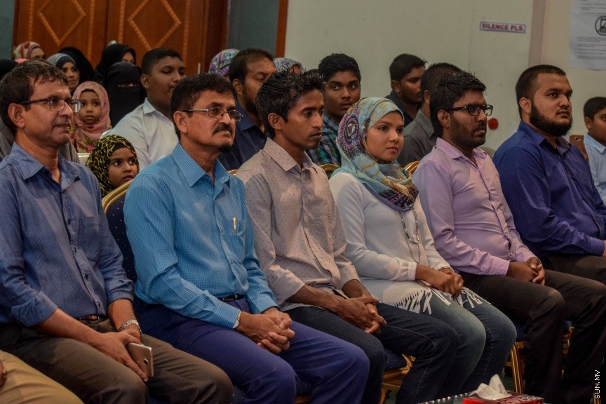 11 އޮކްޓޯބަރ 2016: ސަން ޤުރުއާން މުބާރާތް އަދި މަދަހަ މުބާރާތުގެ ނަތީޖާފާޅުކުރުމަށް މިރޭ އަހްމަދިއްޔާ އިންޓަނޭޝަނަލް ސުކޫލްގައި ބޭއްވި ރަސްމިއްޔާތުގެ ތެރެއިން---ސަން ފޮޓޯ