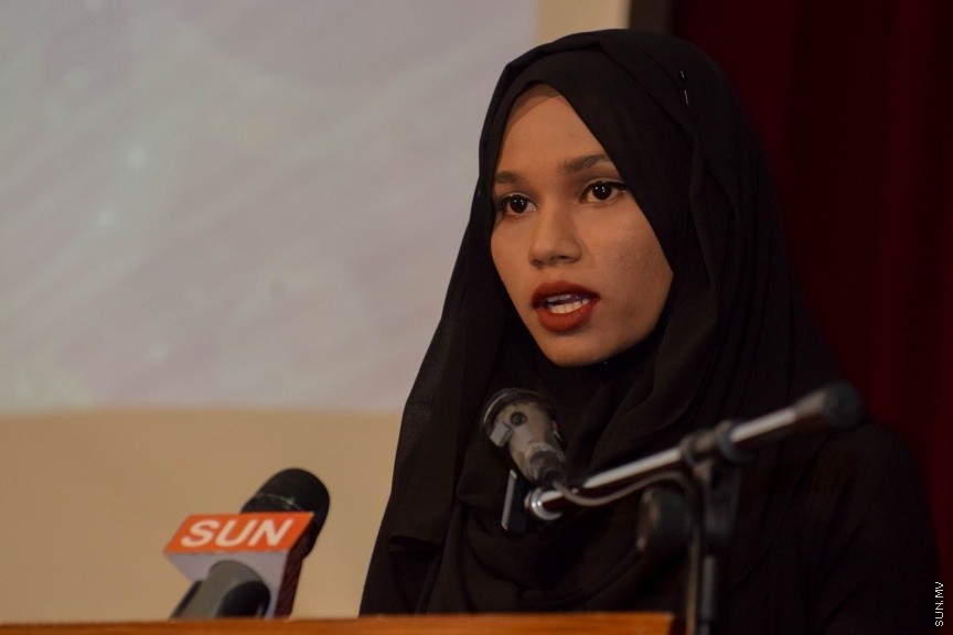 11 އޮކްޓޯބަރ 2016: ސަން ޤުރުއާން މުބާރާތް އަދި މަދަހަ މުބާރާތުގެ ނަތީޖާފާޅުކުރުމަށް މިރޭ އަހްމަދިއްޔާ އިންޓަނޭޝަނަލް ސުކޫލްގައި ބޭއްވި ރަސްމިއްޔާތުގެ ތެރެއިން---ސަން ފޮޓޯ