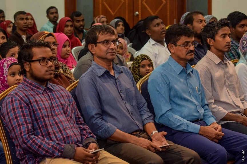 11 އޮކްޓޯބަރ 2016: ސަން ޤުރުއާން މުބާރާތް އަދި މަދަހަ މުބާރާތުގެ ނަތީޖާފާޅުކުރުމަށް މިރޭ އަހްމަދިއްޔާ އިންޓަނޭޝަނަލް ސުކޫލްގައި ބޭއްވި ރަސްމިއްޔާތުގެ ތެރެއިން---ސަން ފޮޓޯ
