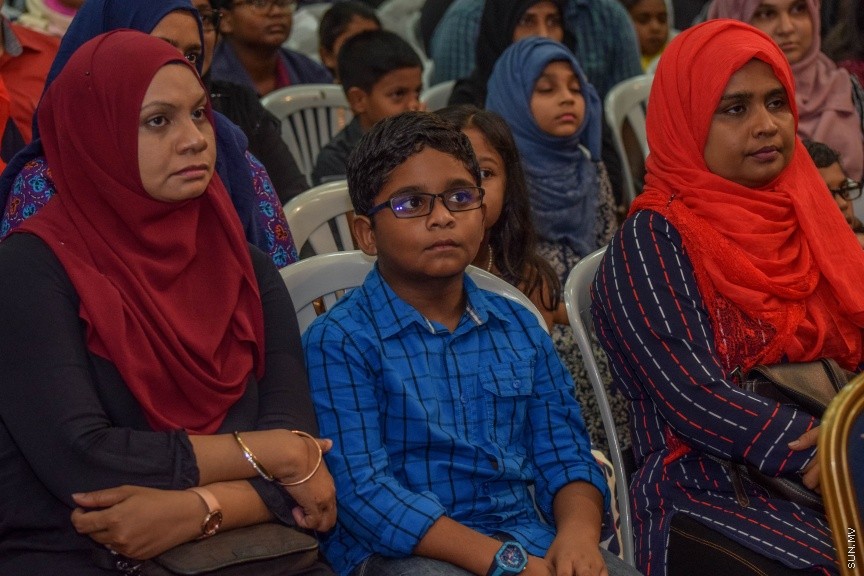 11 އޮކްޓޯބަރ 2016: ސަން ޤުރުއާން މުބާރާތް އަދި މަދަހަ މުބާރާތުގެ ނަތީޖާފާޅުކުރުމަށް މިރޭ އަހްމަދިއްޔާ އިންޓަނޭޝަނަލް ސުކޫލްގައި ބޭއްވި ރަސްމިއްޔާތުގެ ތެރެއިން---ސަން ފޮޓޯ