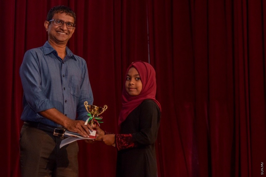 11 އޮކްޓޯބަރ 2016: ސަން ޤުރުއާން މުބާރާތް އަދި މަދަހަ މުބާރާތުގެ ނަތީޖާފާޅުކުރުމަށް މިރޭ އަހްމަދިއްޔާ އިންޓަނޭޝަނަލް ސުކޫލްގައި ބޭއްވި ރަސްމިއްޔާތުގެ ތެރެއިން---ސަން ފޮޓޯ
