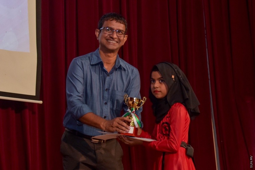 11 އޮކްޓޯބަރ 2016: ސަން ޤުރުއާން މުބާރާތް އަދި މަދަހަ މުބާރާތުގެ ނަތީޖާފާޅުކުރުމަށް މިރޭ އަހްމަދިއްޔާ އިންޓަނޭޝަނަލް ސުކޫލްގައި ބޭއްވި ރަސްމިއްޔާތުގެ ތެރެއިން---ސަން ފޮޓޯ