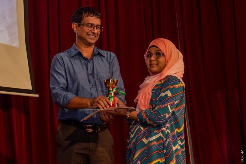 11 އޮކްޓޯބަރ 2016: ސަން ޤުރުއާން މުބާރާތް އަދި މަދަހަ މުބާރާތުގެ ނަތީޖާފާޅުކުރުމަށް މިރޭ އަހްމަދިއްޔާ އިންޓަނޭޝަނަލް ސުކޫލްގައި ބޭއްވި ރަސްމިއްޔާތުގެ ތެރެއިން---ސަން ފޮޓޯ