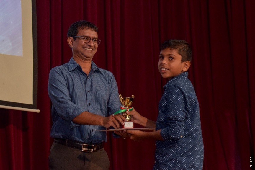 11 އޮކްޓޯބަރ 2016: ސަން ޤުރުއާން މުބާރާތް އަދި މަދަހަ މުބާރާތުގެ ނަތީޖާފާޅުކުރުމަށް މިރޭ އަހްމަދިއްޔާ އިންޓަނޭޝަނަލް ސުކޫލްގައި ބޭއްވި ރަސްމިއްޔާތުގެ ތެރެއިން---ސަން ފޮޓޯ