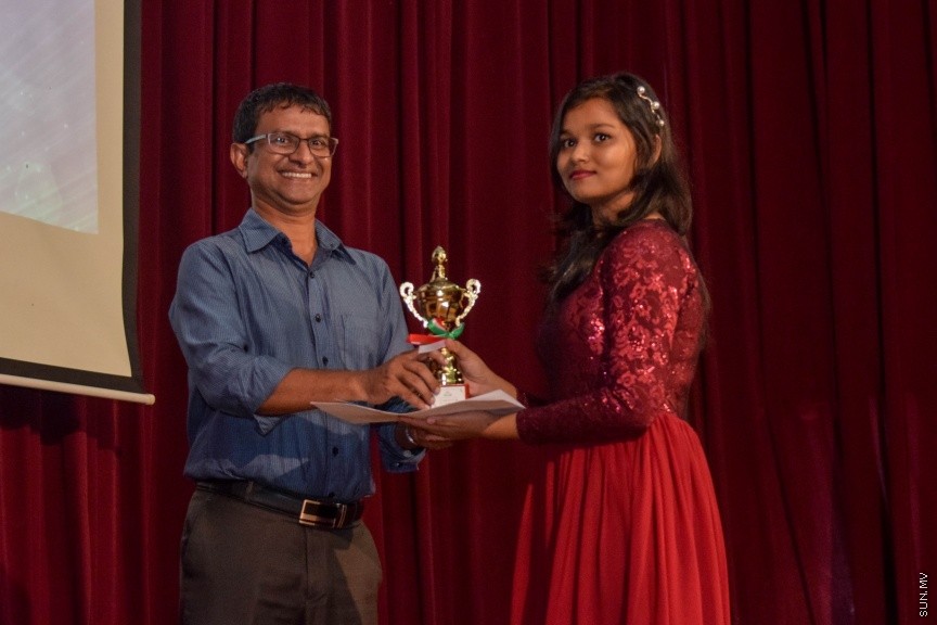 11 އޮކްޓޯބަރ 2016: ސަން ޤުރުއާން މުބާރާތް އަދި މަދަހަ މުބާރާތުގެ ނަތީޖާފާޅުކުރުމަށް މިރޭ އަހްމަދިއްޔާ އިންޓަނޭޝަނަލް ސުކޫލްގައި ބޭއްވި ރަސްމިއްޔާތުގެ ތެރެއިން---ސަން ފޮޓޯ