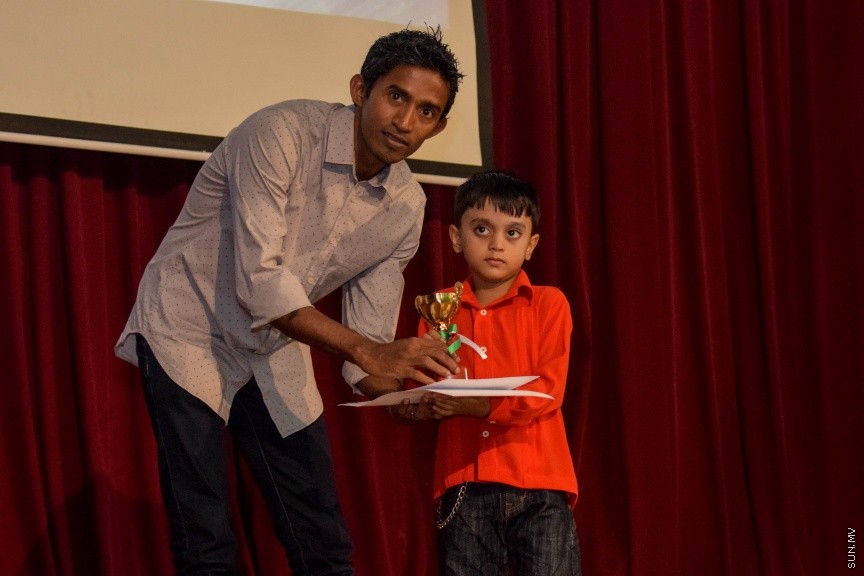 11 އޮކްޓޯބަރ 2016: ސަން ޤުރުއާން މުބާރާތް އަދި މަދަހަ މުބާރާތުގެ ނަތީޖާފާޅުކުރުމަށް މިރޭ އަހްމަދިއްޔާ އިންޓަނޭޝަނަލް ސުކޫލްގައި ބޭއްވި ރަސްމިއްޔާތުގެ ތެރެއިން---ސަން ފޮޓޯ