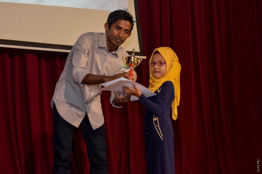 11 އޮކްޓޯބަރ 2016: ސަން ޤުރުއާން މުބާރާތް އަދި މަދަހަ މުބާރާތުގެ ނަތީޖާފާޅުކުރުމަށް މިރޭ އަހްމަދިއްޔާ އިންޓަނޭޝަނަލް ސުކޫލްގައި ބޭއްވި ރަސްމިއްޔާތުގެ ތެރެއިން---ސަން ފޮޓޯ