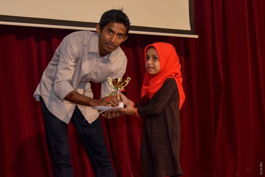 11 އޮކްޓޯބަރ 2016: ސަން ޤުރުއާން މުބާރާތް އަދި މަދަހަ މުބާރާތުގެ ނަތީޖާފާޅުކުރުމަށް މިރޭ އަހްމަދިއްޔާ އިންޓަނޭޝަނަލް ސުކޫލްގައި ބޭއްވި ރަސްމިއްޔާތުގެ ތެރެއިން---ސަން ފޮޓޯ