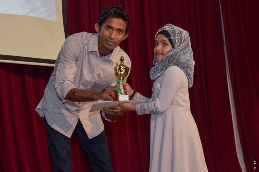 11 އޮކްޓޯބަރ 2016: ސަން ޤުރުއާން މުބާރާތް އަދި މަދަހަ މުބާރާތުގެ ނަތީޖާފާޅުކުރުމަށް މިރޭ އަހްމަދިއްޔާ އިންޓަނޭޝަނަލް ސުކޫލްގައި ބޭއްވި ރަސްމިއްޔާތުގެ ތެރެއިން---ސަން ފޮޓޯ