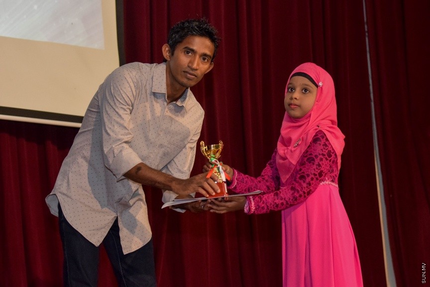 11 އޮކްޓޯބަރ 2016: ސަން ޤުރުއާން މުބާރާތް އަދި މަދަހަ މުބާރާތުގެ ނަތީޖާފާޅުކުރުމަށް މިރޭ އަހްމަދިއްޔާ އިންޓަނޭޝަނަލް ސުކޫލްގައި ބޭއްވި ރަސްމިއްޔާތުގެ ތެރެއިން---ސަން ފޮޓޯ
