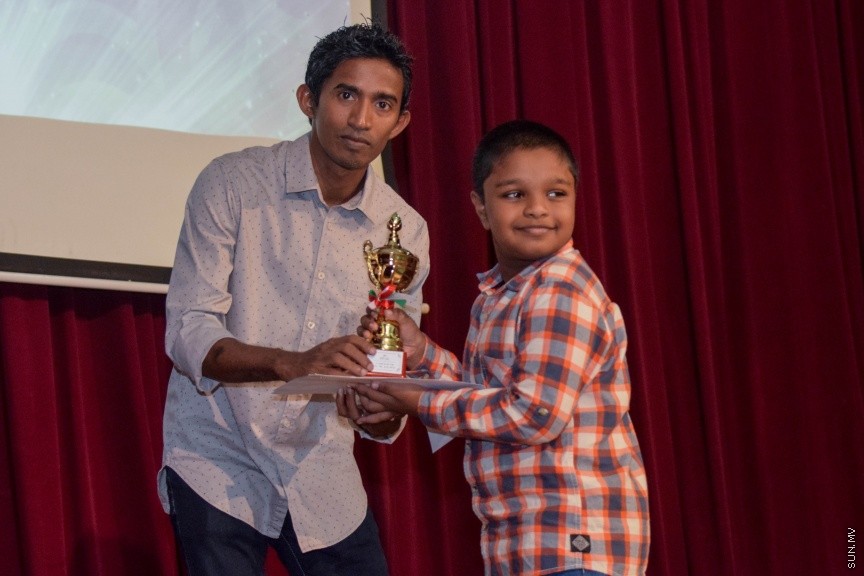 11 އޮކްޓޯބަރ 2016: ސަން ޤުރުއާން މުބާރާތް އަދި މަދަހަ މުބާރާތުގެ ނަތީޖާފާޅުކުރުމަށް މިރޭ އަހްމަދިއްޔާ އިންޓަނޭޝަނަލް ސުކޫލްގައި ބޭއްވި ރަސްމިއްޔާތުގެ ތެރެއިން---ސަން ފޮޓޯ