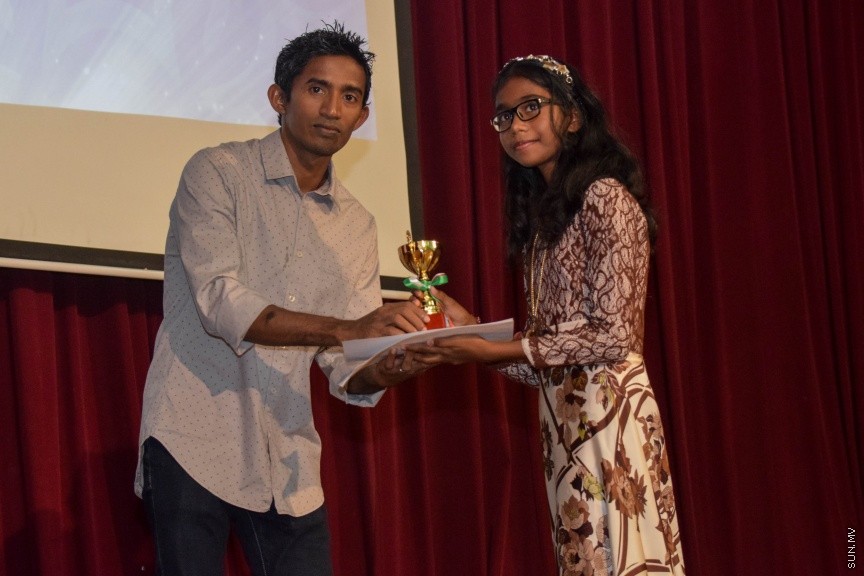 11 އޮކްޓޯބަރ 2016: ސަން ޤުރުއާން މުބާރާތް އަދި މަދަހަ މުބާރާތުގެ ނަތީޖާފާޅުކުރުމަށް މިރޭ އަހްމަދިއްޔާ އިންޓަނޭޝަނަލް ސުކޫލްގައި ބޭއްވި ރަސްމިއްޔާތުގެ ތެރެއިން---ސަން ފޮޓޯ