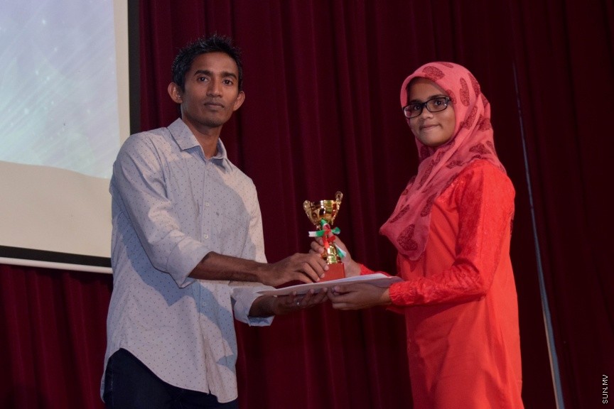 11 އޮކްޓޯބަރ 2016: ސަން ޤުރުއާން މުބާރާތް އަދި މަދަހަ މުބާރާތުގެ ނަތީޖާފާޅުކުރުމަށް މިރޭ އަހްމަދިއްޔާ އިންޓަނޭޝަނަލް ސުކޫލްގައި ބޭއްވި ރަސްމިއްޔާތުގެ ތެރެއިން---ސަން ފޮޓޯ