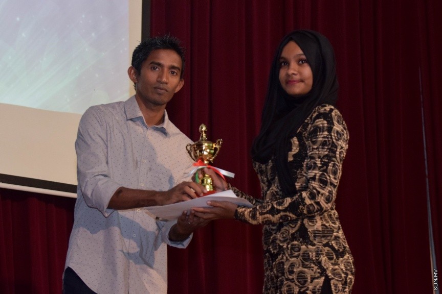 11 އޮކްޓޯބަރ 2016: ސަން ޤުރުއާން މުބާރާތް އަދި މަދަހަ މުބާރާތުގެ ނަތީޖާފާޅުކުރުމަށް މިރޭ އަހްމަދިއްޔާ އިންޓަނޭޝަނަލް ސުކޫލްގައި ބޭއްވި ރަސްމިއްޔާތުގެ ތެރެއިން---ސަން ފޮޓޯ