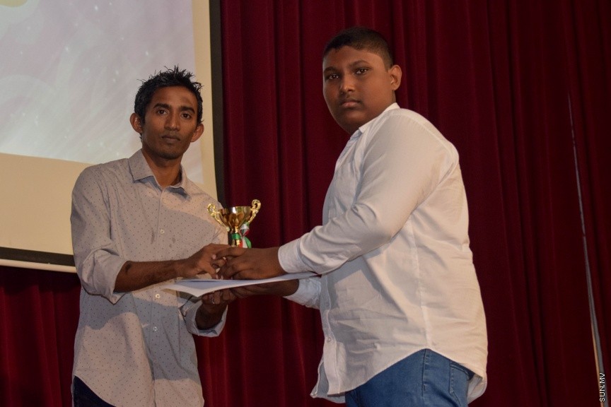 11 އޮކްޓޯބަރ 2016: ސަން ޤުރުއާން މުބާރާތް އަދި މަދަހަ މުބާރާތުގެ ނަތީޖާފާޅުކުރުމަށް މިރޭ އަހްމަދިއްޔާ އިންޓަނޭޝަނަލް ސުކޫލްގައި ބޭއްވި ރަސްމިއްޔާތުގެ ތެރެއިން---ސަން ފޮޓޯ
