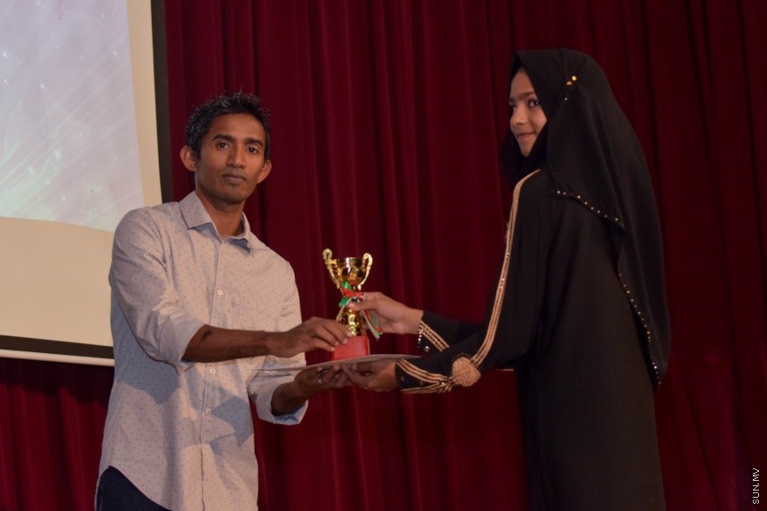 11 އޮކްޓޯބަރ 2016: ސަން ޤުރުއާން މުބާރާތް އަދި މަދަހަ މުބާރާތުގެ ނަތީޖާފާޅުކުރުމަށް މިރޭ އަހްމަދިއްޔާ އިންޓަނޭޝަނަލް ސުކޫލްގައި ބޭއްވި ރަސްމިއްޔާތުގެ ތެރެއިން---ސަން ފޮޓޯ