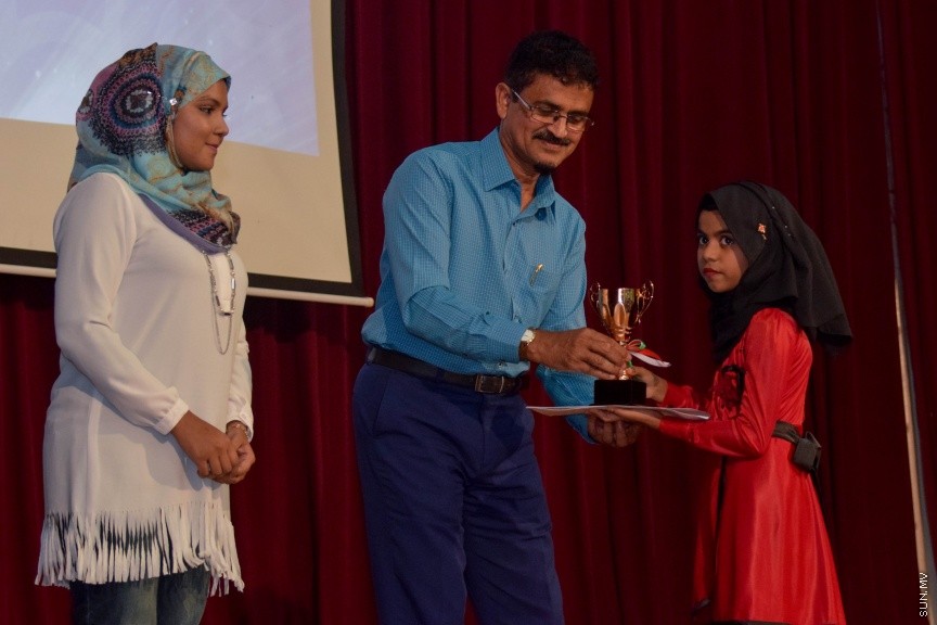 11 އޮކްޓޯބަރ 2016: ސަން ޤުރުއާން މުބާރާތް އަދި މަދަހަ މުބާރާތުގެ ނަތީޖާފާޅުކުރުމަށް މިރޭ އަހްމަދިއްޔާ އިންޓަނޭޝަނަލް ސުކޫލްގައި ބޭއްވި ރަސްމިއްޔާތުގެ ތެރެއިން---ސަން ފޮޓޯ