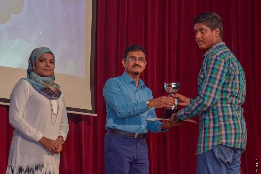 11 އޮކްޓޯބަރ 2016: ސަން ޤުރުއާން މުބާރާތް އަދި މަދަހަ މުބާރާތުގެ ނަތީޖާފާޅުކުރުމަށް މިރޭ އަހްމަދިއްޔާ އިންޓަނޭޝަނަލް ސުކޫލްގައި ބޭއްވި ރަސްމިއްޔާތުގެ ތެރެއިން---ސަން ފޮޓޯ