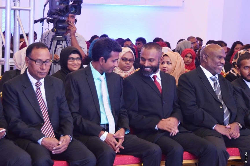 އޮކްޓޯބަރ 17، 2016: ދިވެހި ރާއްޖޭގައި ޤާނޫނީ ވަކީލެއްގެ ހައިސިއްޔަތުން މަސައްކަތްކުރުމަށް 139 ވަކީލުންނަށް ހުއްދަ ދިނުމާއި ވަކީލުން ހުވާކުރުމަށް ބޭއްވި ރަސްމިއްޔާތުގެ ތެރެއިން -- ސަން ފޮޓޯ/ ފަޔާޒު މޫސާ