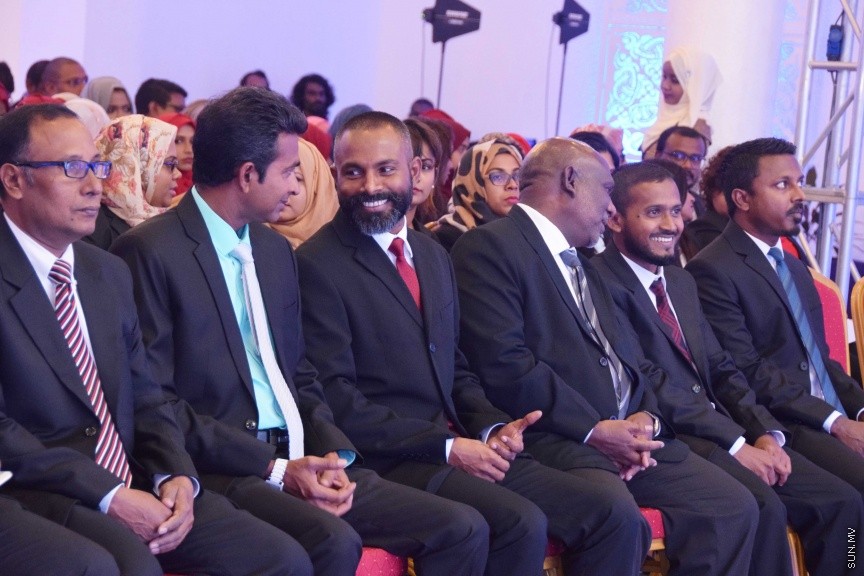 އޮކްޓޯބަރ 17، 2016: ދިވެހި ރާއްޖޭގައި ޤާނޫނީ ވަކީލެއްގެ ހައިސިއްޔަތުން މަސައްކަތްކުރުމަށް 139 ވަކީލުންނަށް ހުއްދަ ދިނުމާއި ވަކީލުން ހުވާކުރުމަށް ބޭއްވި ރަސްމިއްޔާތުގެ ތެރެއިން -- ސަން ފޮޓޯ/ ފަޔާޒު މޫސާ