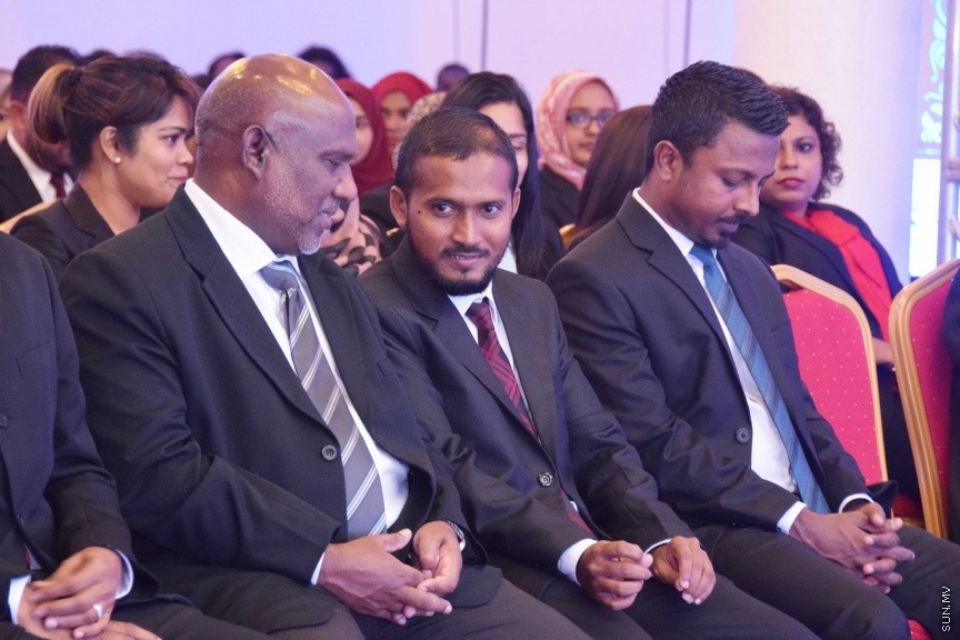 އޮކްޓޯބަރ 17، 2016: ދިވެހި ރާއްޖޭގައި ޤާނޫނީ ވަކީލެއްގެ ހައިސިއްޔަތުން މަސައްކަތްކުރުމަށް 139 ވަކީލުންނަށް ހުއްދަ ދިނުމާއި ވަކީލުން ހުވާކުރުމަށް ބޭއްވި ރަސްމިއްޔާތުގެ ތެރެއިން -- ސަން ފޮޓޯ/ ފަޔާޒު މޫސާ