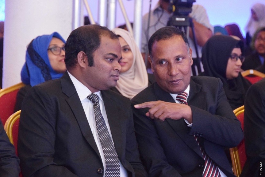 އޮކްޓޯބަރ 17، 2016: ދިވެހި ރާއްޖޭގައި ޤާނޫނީ ވަކީލެއްގެ ހައިސިއްޔަތުން މަސައްކަތްކުރުމަށް 139 ވަކީލުންނަށް ހުއްދަ ދިނުމާއި ވަކީލުން ހުވާކުރުމަށް ބޭއްވި ރަސްމިއްޔާތުގެ ތެރެއިން -- ސަން ފޮޓޯ/ ފަޔާޒު މޫސާ