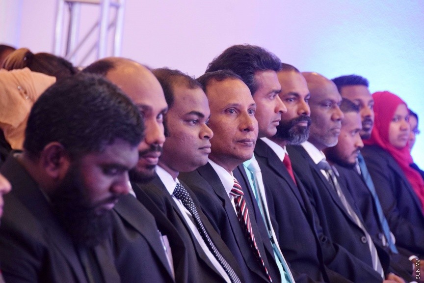 އޮކްޓޯބަރ 17، 2016: ދިވެހި ރާއްޖޭގައި ޤާނޫނީ ވަކީލެއްގެ ހައިސިއްޔަތުން މަސައްކަތްކުރުމަށް 139 ވަކީލުންނަށް ހުއްދަ ދިނުމާއި ވަކީލުން ހުވާކުރުމަށް ބޭއްވި ރަސްމިއްޔާތުގެ ތެރެއިން -- ސަން ފޮޓޯ/ ފަޔާޒު މޫސާ