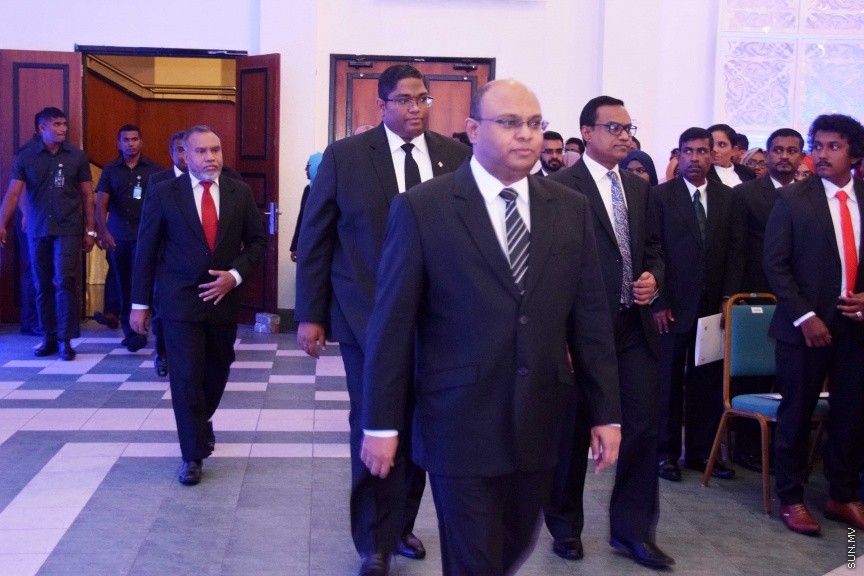 އޮކްޓޯބަރ 17، 2016: ދިވެހި ރާއްޖޭގައި ޤާނޫނީ ވަކީލެއްގެ ހައިސިއްޔަތުން މަސައްކަތްކުރުމަށް 139 ވަކީލުންނަށް ހުއްދަ ދިނުމާއި ވަކީލުން ހުވާކުރުމަށް ބޭއްވި ރަސްމިއްޔާތުގެ ތެރެއިން -- ސަން ފޮޓޯ/ ފަޔާޒު މޫސާ