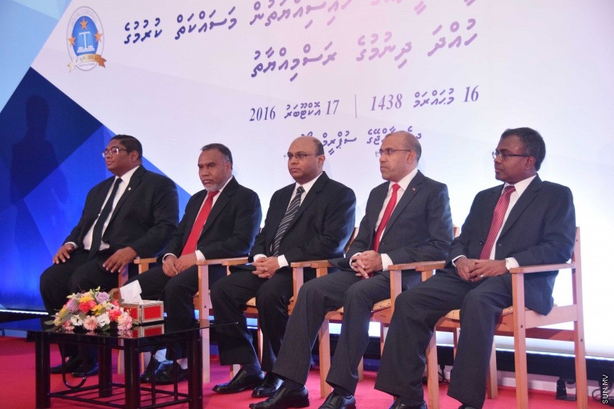އޮކްޓޯބަރ 17، 2016: ދިވެހި ރާއްޖޭގައި ޤާނޫނީ ވަކީލެއްގެ ހައިސިއްޔަތުން މަސައްކަތްކުރުމަށް 139 ވަކީލުންނަށް ހުއްދަ ދިނުމާއި ވަކީލުން ހުވާކުރުމަށް ބޭއްވި ރަސްމިއްޔާތުގެ ތެރެއިން -- ސަން ފޮޓޯ/ ފަޔާޒު މޫސާ