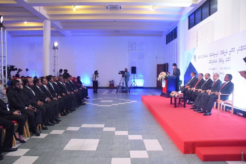 އޮކްޓޯބަރ 17، 2016: ދިވެހި ރާއްޖޭގައި ޤާނޫނީ ވަކީލެއްގެ ހައިސިއްޔަތުން މަސައްކަތްކުރުމަށް 139 ވަކީލުންނަށް ހުއްދަ ދިނުމާއި ވަކީލުން ހުވާކުރުމަށް ބޭއްވި ރަސްމިއްޔާތުގެ ތެރެއިން -- ސަން ފޮޓޯ/ ފަޔާޒު މޫސާ