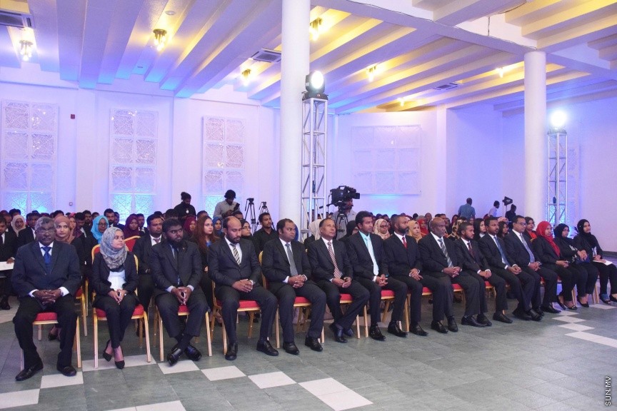 އޮކްޓޯބަރ 17، 2016: ދިވެހި ރާއްޖޭގައި ޤާނޫނީ ވަކީލެއްގެ ހައިސިއްޔަތުން މަސައްކަތްކުރުމަށް 139 ވަކީލުންނަށް ހުއްދަ ދިނުމާއި ވަކީލުން ހުވާކުރުމަށް ބޭއްވި ރަސްމިއްޔާތުގެ ތެރެއިން -- ސަން ފޮޓޯ/ ފަޔާޒު މޫސާ