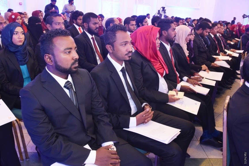 އޮކްޓޯބަރ 17، 2016: ދިވެހި ރާއްޖޭގައި ޤާނޫނީ ވަކީލެއްގެ ހައިސިއްޔަތުން މަސައްކަތްކުރުމަށް 139 ވަކީލުންނަށް ހުއްދަ ދިނުމާއި ވަކީލުން ހުވާކުރުމަށް ބޭއްވި ރަސްމިއްޔާތުގެ ތެރެއިން -- ސަން ފޮޓޯ/ ފަޔާޒު މޫސާ