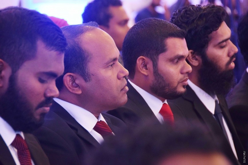 އޮކްޓޯބަރ 17، 2016: ދިވެހި ރާއްޖޭގައި ޤާނޫނީ ވަކީލެއްގެ ހައިސިއްޔަތުން މަސައްކަތްކުރުމަށް 139 ވަކީލުންނަށް ހުއްދަ ދިނުމާއި ވަކީލުން ހުވާކުރުމަށް ބޭއްވި ރަސްމިއްޔާތުގެ ތެރެއިން -- ސަން ފޮޓޯ/ ފަޔާޒު މޫސާ