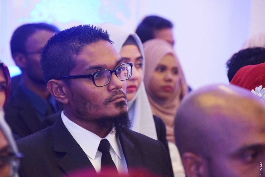 އޮކްޓޯބަރ 17، 2016: ދިވެހި ރާއްޖޭގައި ޤާނޫނީ ވަކީލެއްގެ ހައިސިއްޔަތުން މަސައްކަތްކުރުމަށް 139 ވަކީލުންނަށް ހުއްދަ ދިނުމާއި ވަކީލުން ހުވާކުރުމަށް ބޭއްވި ރަސްމިއްޔާތުގެ ތެރެއިން -- ސަން ފޮޓޯ/ ފަޔާޒު މޫސާ