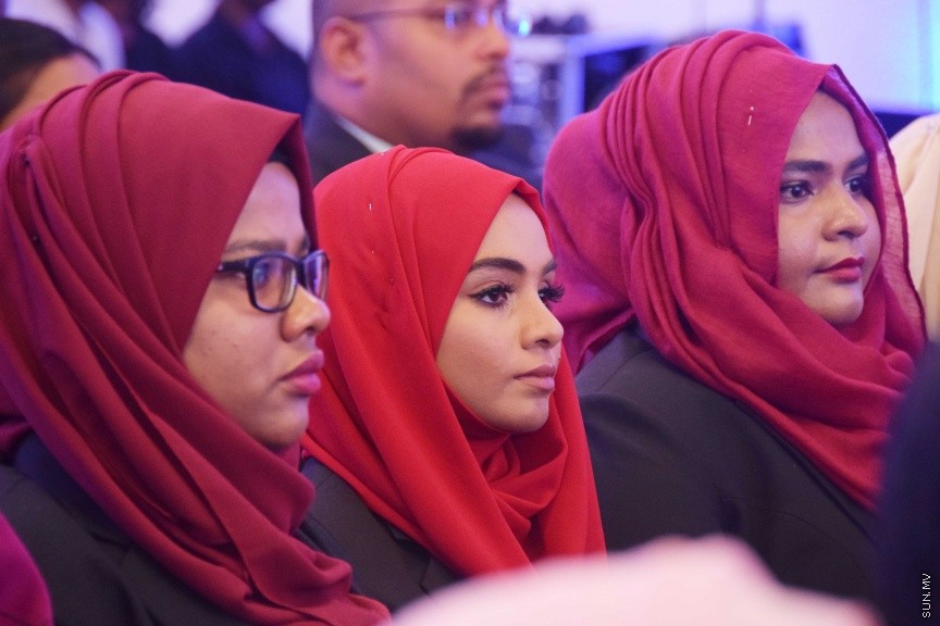 އޮކްޓޯބަރ 17، 2016: ދިވެހި ރާއްޖޭގައި ޤާނޫނީ ވަކީލެއްގެ ހައިސިއްޔަތުން މަސައްކަތްކުރުމަށް 139 ވަކީލުންނަށް ހުއްދަ ދިނުމާއި ވަކީލުން ހުވާކުރުމަށް ބޭއްވި ރަސްމިއްޔާތުގެ ތެރެއިން -- ސަން ފޮޓޯ/ ފަޔާޒު މޫސާ