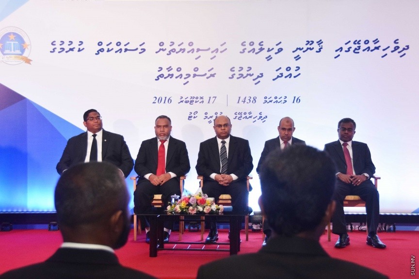 އޮކްޓޯބަރ 17، 2016: ދިވެހި ރާއްޖޭގައި ޤާނޫނީ ވަކީލެއްގެ ހައިސިއްޔަތުން މަސައްކަތްކުރުމަށް 139 ވަކީލުންނަށް ހުއްދަ ދިނުމާއި ވަކީލުން ހުވާކުރުމަށް ބޭއްވި ރަސްމިއްޔާތުގެ ތެރެއިން -- ސަން ފޮޓޯ/ ފަޔާޒު މޫސާ