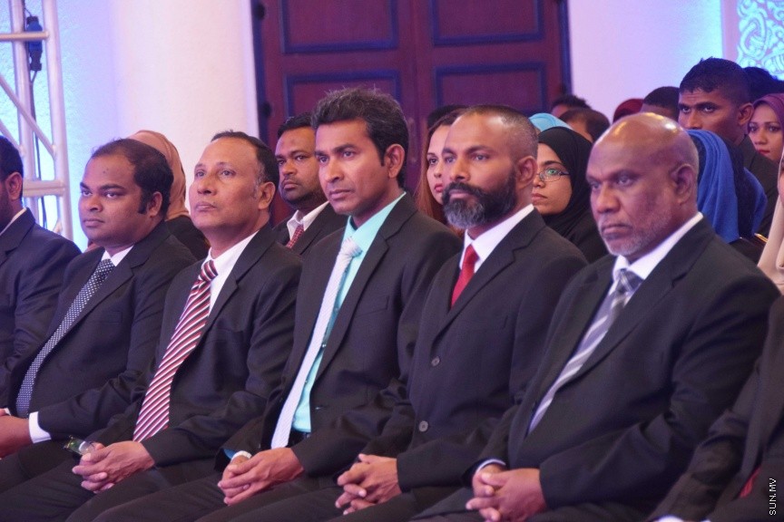 އޮކްޓޯބަރ 17، 2016: ދިވެހި ރާއްޖޭގައި ޤާނޫނީ ވަކީލެއްގެ ހައިސިއްޔަތުން މަސައްކަތްކުރުމަށް 139 ވަކީލުންނަށް ހުއްދަ ދިނުމާއި ވަކީލުން ހުވާކުރުމަށް ބޭއްވި ރަސްމިއްޔާތުގެ ތެރެއިން -- ސަން ފޮޓޯ/ ފަޔާޒު މޫސާ