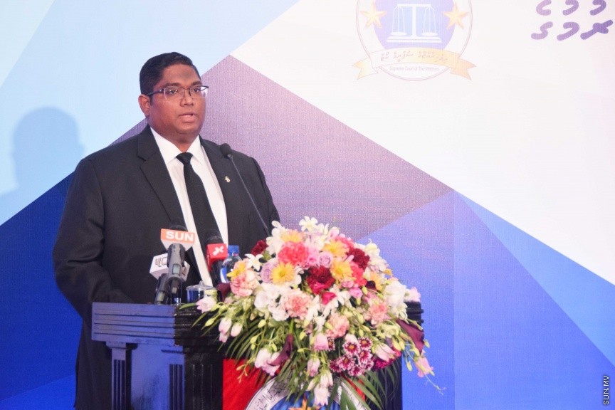 އޮކްޓޯބަރ 17، 2016: ދިވެހި ރާއްޖޭގައި ޤާނޫނީ ވަކީލެއްގެ ހައިސިއްޔަތުން މަސައްކަތްކުރުމަށް 139 ވަކީލުންނަށް ހުއްދަ ދިނުމާއި ވަކީލުން ހުވާކުރުމަށް ބޭއްވި ރަސްމިއްޔާތުގެ ތެރެއިން -- ސަން ފޮޓޯ/ ފަޔާޒު މޫސާ