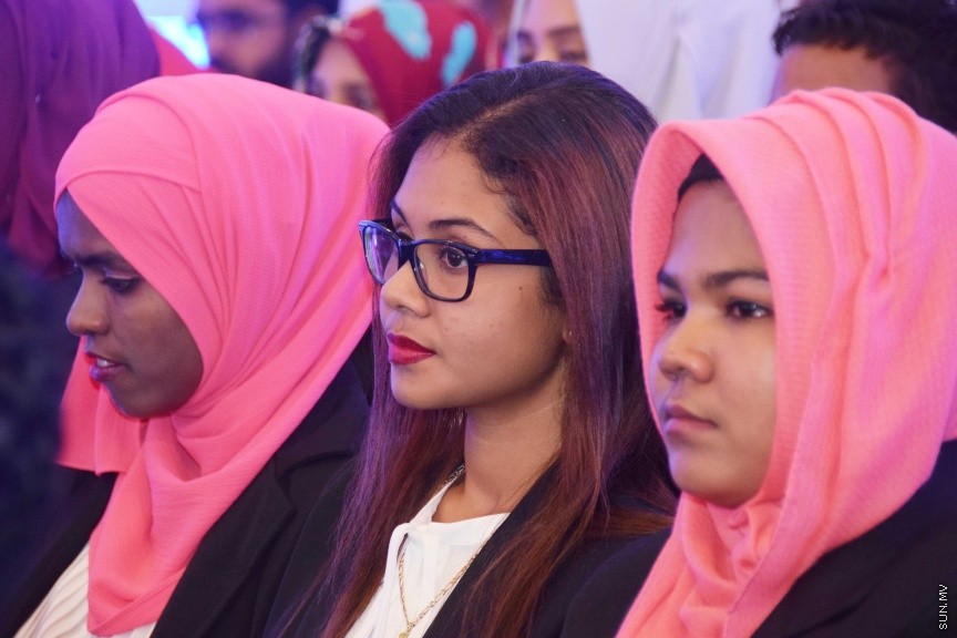 އޮކްޓޯބަރ 17، 2016: ދިވެހި ރާއްޖޭގައި ޤާނޫނީ ވަކީލެއްގެ ހައިސިއްޔަތުން މަސައްކަތްކުރުމަށް 139 ވަކީލުންނަށް ހުއްދަ ދިނުމާއި ވަކީލުން ހުވާކުރުމަށް ބޭއްވި ރަސްމިއްޔާތުގެ ތެރެއިން -- ސަން ފޮޓޯ/ ފަޔާޒު މޫސާ