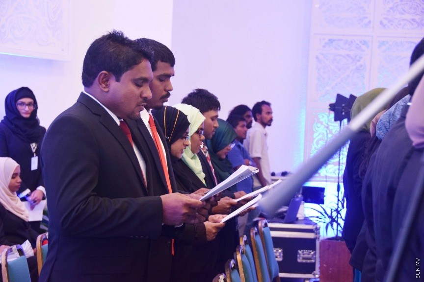 އޮކްޓޯބަރ 17، 2016: ދިވެހި ރާއްޖޭގައި ޤާނޫނީ ވަކީލެއްގެ ހައިސިއްޔަތުން މަސައްކަތްކުރުމަށް 139 ވަކީލުންނަށް ހުއްދަ ދިނުމާއި ވަކީލުން ހުވާކުރުމަށް ބޭއްވި ރަސްމިއްޔާތުގެ ތެރެއިން -- ސަން ފޮޓޯ/ ފަޔާޒު މޫސާ