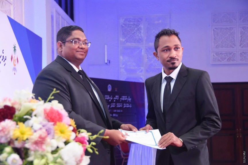 އޮކްޓޯބަރ 17، 2016: ދިވެހި ރާއްޖޭގައި ޤާނޫނީ ވަކީލެއްގެ ހައިސިއްޔަތުން މަސައްކަތްކުރުމަށް 139 ވަކީލުންނަށް ހުއްދަ ދިނުމާއި ވަކީލުން ހުވާކުރުމަށް ބޭއްވި ރަސްމިއްޔާތުގެ ތެރެއިން -- ސަން ފޮޓޯ/ ފަޔާޒު މޫސާ
