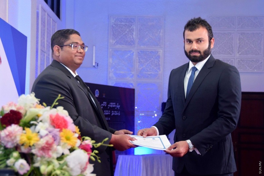 އޮކްޓޯބަރ 17، 2016: ދިވެހި ރާއްޖޭގައި ޤާނޫނީ ވަކީލެއްގެ ހައިސިއްޔަތުން މަސައްކަތްކުރުމަށް 139 ވަކީލުންނަށް ހުއްދަ ދިނުމާއި ވަކީލުން ހުވާކުރުމަށް ބޭއްވި ރަސްމިއްޔާތުގެ ތެރެއިން -- ސަން ފޮޓޯ/ ފަޔާޒު މޫސާ