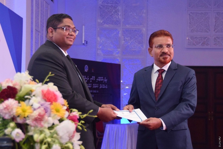 އޮކްޓޯބަރ 17، 2016: ދިވެހި ރާއްޖޭގައި ޤާނޫނީ ވަކީލެއްގެ ހައިސިއްޔަތުން މަސައްކަތްކުރުމަށް 139 ވަކީލުންނަށް ހުއްދަ ދިނުމާއި ވަކީލުން ހުވާކުރުމަށް ބޭއްވި ރަސްމިއްޔާތުގެ ތެރެއިން -- ސަން ފޮޓޯ/ ފަޔާޒު މޫސާ