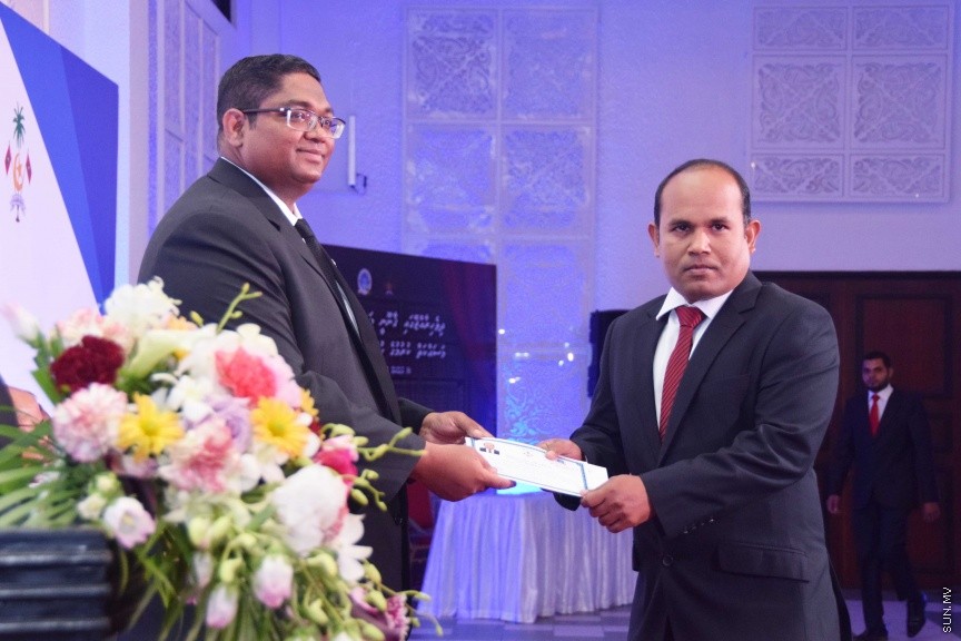 އޮކްޓޯބަރ 17، 2016: ދިވެހި ރާއްޖޭގައި ޤާނޫނީ ވަކީލެއްގެ ހައިސިއްޔަތުން މަސައްކަތްކުރުމަށް 139 ވަކީލުންނަށް ހުއްދަ ދިނުމާއި ވަކީލުން ހުވާކުރުމަށް ބޭއްވި ރަސްމިއްޔާތުގެ ތެރެއިން -- ސަން ފޮޓޯ/ ފަޔާޒު މޫސާ