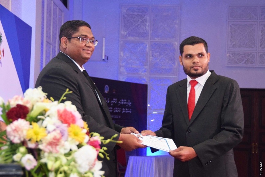 އޮކްޓޯބަރ 17، 2016: ދިވެހި ރާއްޖޭގައި ޤާނޫނީ ވަކީލެއްގެ ހައިސިއްޔަތުން މަސައްކަތްކުރުމަށް 139 ވަކީލުންނަށް ހުއްދަ ދިނުމާއި ވަކީލުން ހުވާކުރުމަށް ބޭއްވި ރަސްމިއްޔާތުގެ ތެރެއިން -- ސަން ފޮޓޯ/ ފަޔާޒު މޫސާ