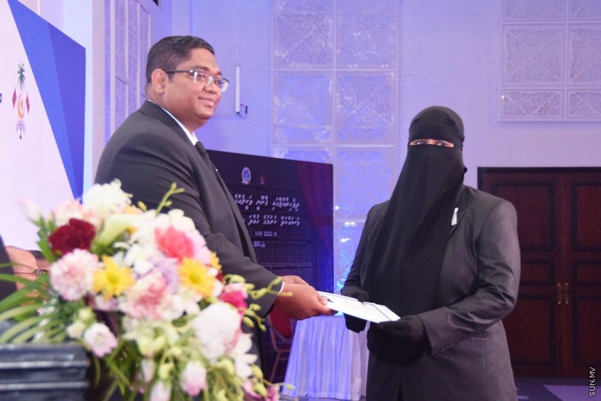 އޮކްޓޯބަރ 17، 2016: ދިވެހި ރާއްޖޭގައި ޤާނޫނީ ވަކީލެއްގެ ހައިސިއްޔަތުން މަސައްކަތްކުރުމަށް 139 ވަކީލުންނަށް ހުއްދަ ދިނުމާއި ވަކީލުން ހުވާކުރުމަށް ބޭއްވި ރަސްމިއްޔާތުގެ ތެރެއިން -- ސަން ފޮޓޯ/ ފަޔާޒު މޫސާ