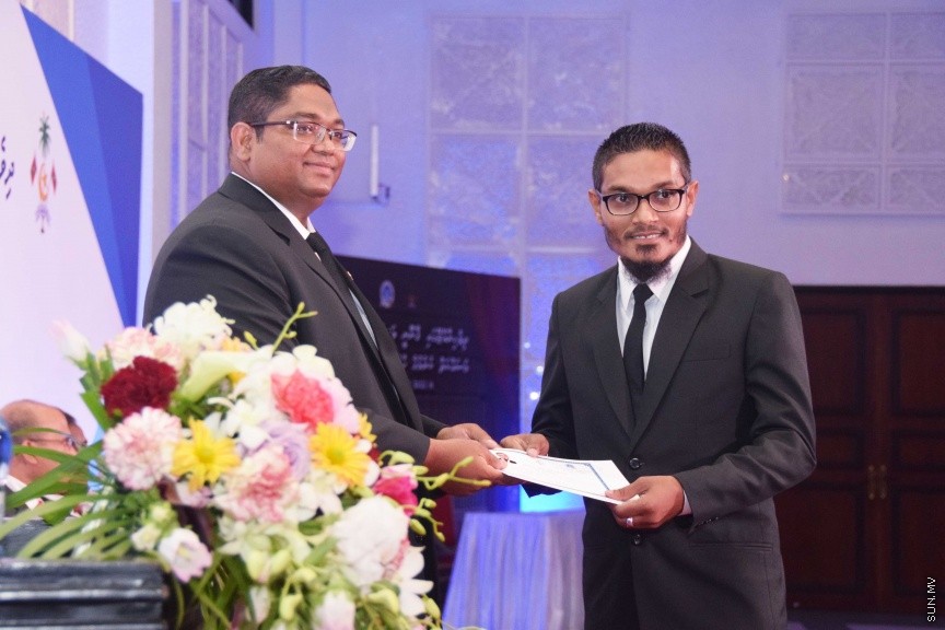 އޮކްޓޯބަރ 17، 2016: ދިވެހި ރާއްޖޭގައި ޤާނޫނީ ވަކީލެއްގެ ހައިސިއްޔަތުން މަސައްކަތްކުރުމަށް 139 ވަކީލުންނަށް ހުއްދަ ދިނުމާއި ވަކީލުން ހުވާކުރުމަށް ބޭއްވި ރަސްމިއްޔާތުގެ ތެރެއިން -- ސަން ފޮޓޯ/ ފަޔާޒު މޫސާ