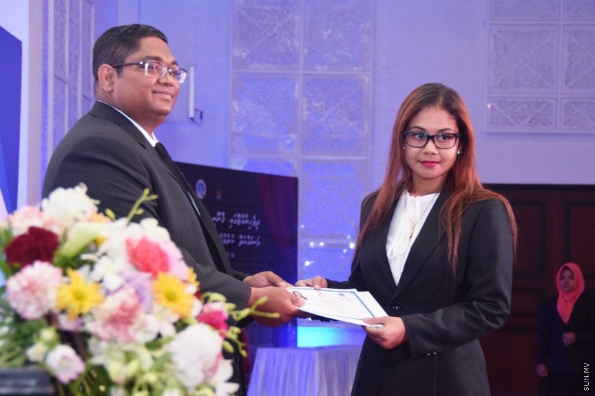 އޮކްޓޯބަރ 17، 2016: ދިވެހި ރާއްޖޭގައި ޤާނޫނީ ވަކީލެއްގެ ހައިސިއްޔަތުން މަސައްކަތްކުރުމަށް 139 ވަކީލުންނަށް ހުއްދަ ދިނުމާއި ވަކީލުން ހުވާކުރުމަށް ބޭއްވި ރަސްމިއްޔާތުގެ ތެރެއިން -- ސަން ފޮޓޯ/ ފަޔާޒު މޫސާ