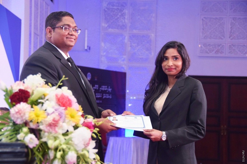 އޮކްޓޯބަރ 17، 2016: ދިވެހި ރާއްޖޭގައި ޤާނޫނީ ވަކީލެއްގެ ހައިސިއްޔަތުން މަސައްކަތްކުރުމަށް 139 ވަކީލުންނަށް ހުއްދަ ދިނުމާއި ވަކީލުން ހުވާކުރުމަށް ބޭއްވި ރަސްމިއްޔާތުގެ ތެރެއިން -- ސަން ފޮޓޯ/ ފަޔާޒު މޫސާ