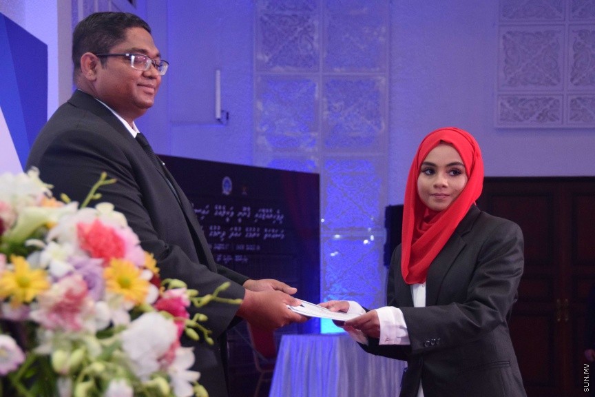 އޮކްޓޯބަރ 17، 2016: ދިވެހި ރާއްޖޭގައި ޤާނޫނީ ވަކީލެއްގެ ހައިސިއްޔަތުން މަސައްކަތްކުރުމަށް 139 ވަކީލުންނަށް ހުއްދަ ދިނުމާއި ވަކީލުން ހުވާކުރުމަށް ބޭއްވި ރަސްމިއްޔާތުގެ ތެރެއިން -- ސަން ފޮޓޯ/ ފަޔާޒު މޫސާ